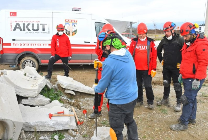 AKUT Selçuk Ekibininde katıldığı Eğitimde Enkaz Altında Hayat Kurtarma Teknikleri Uygulandı.