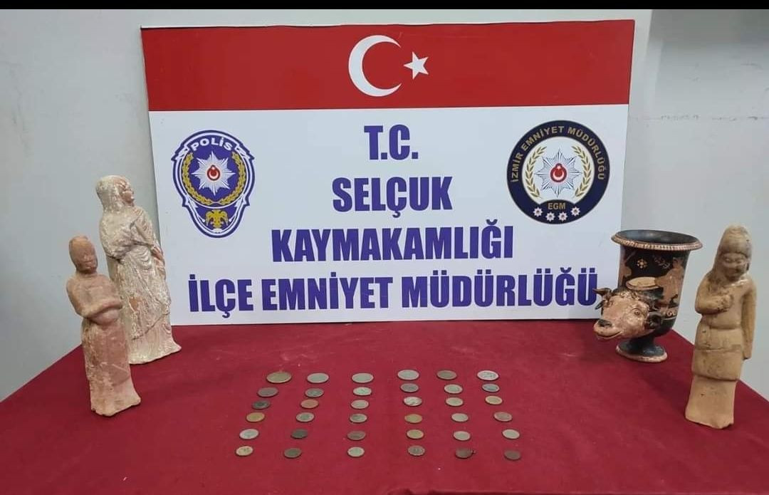 Efes Selçuk’ta Tarihi Eser Kaçakçılığı Operasyonu: 4 Heykel ve 36 Sikke Ele Geçirildi