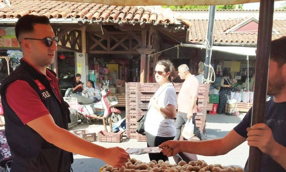 Selçuk Polisi Pazarda Vatandaşları Dolandırıcılık Yöntemlerine Karşı Bilgilendirdi